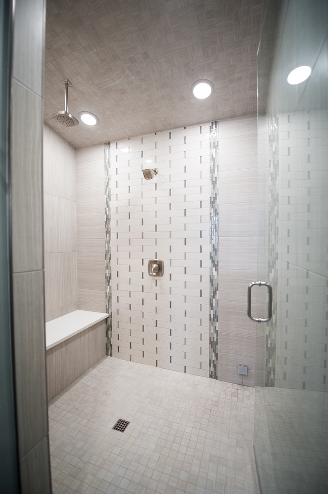 На фото: большая главная ванная комната в современном стиле с фасадами в стиле шейкер, белыми фасадами, полновстраиваемой ванной, душем в нише, раздельным унитазом, бежевой плиткой, коричневой плиткой, серой плиткой, керамогранитной плиткой, серыми стенами, темным паркетным полом, врезной раковиной, столешницей из искусственного камня, коричневым полом и душем с распашными дверями
