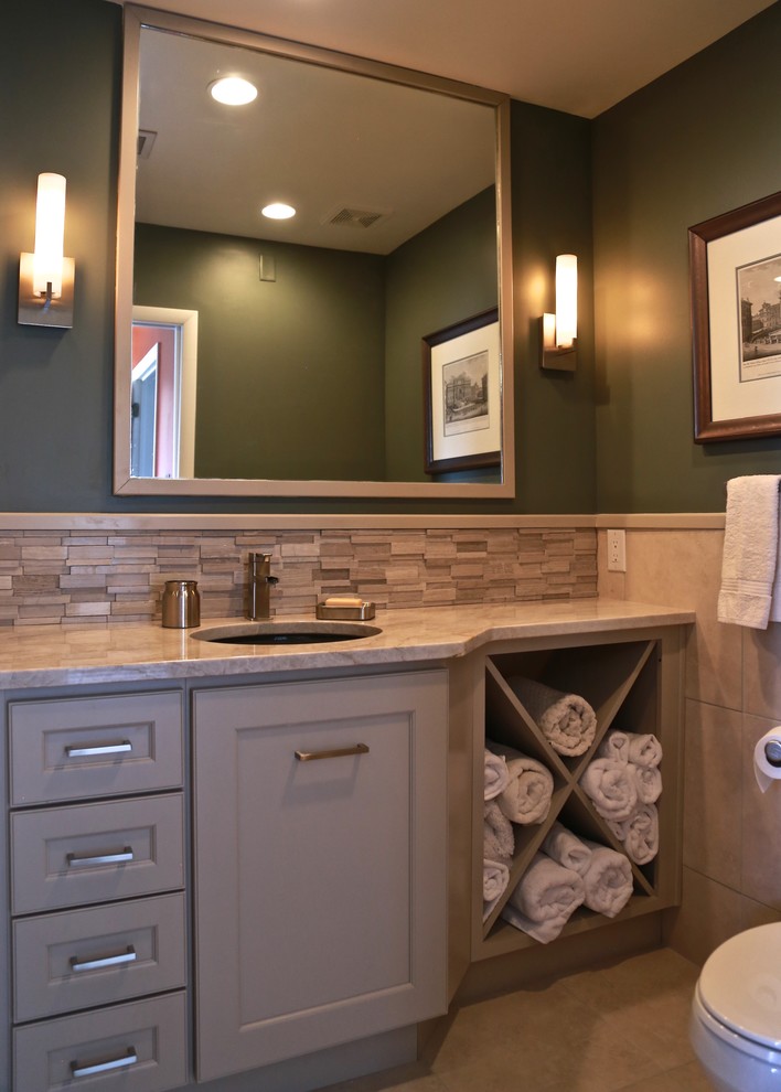Imagen de cuarto de baño contemporáneo de tamaño medio con armarios estilo shaker, puertas de armario beige, encimera de granito, baldosas y/o azulejos beige, baldosas y/o azulejos de vidrio y paredes verdes