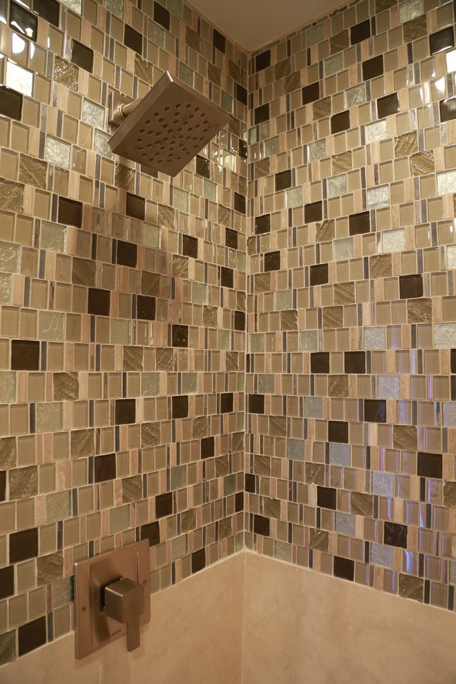 Cette image montre une salle de bain design de taille moyenne avec un placard à porte shaker, des portes de placard beiges, un plan de toilette en granite, un carrelage beige, un carrelage en pâte de verre et un mur vert.