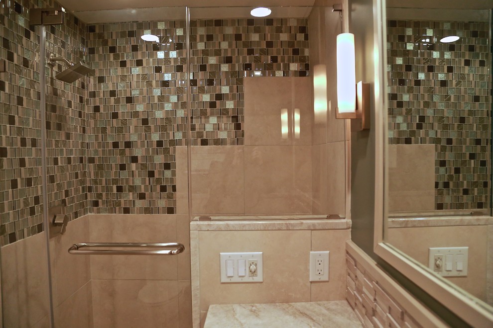 Ejemplo de cuarto de baño contemporáneo de tamaño medio con armarios estilo shaker, puertas de armario beige, encimera de granito, baldosas y/o azulejos beige, baldosas y/o azulejos de vidrio y paredes verdes