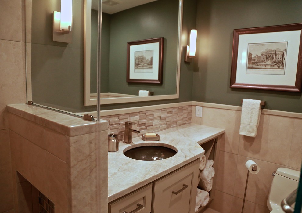 Idee per una stanza da bagno design di medie dimensioni con ante in stile shaker, ante beige, top in granito, piastrelle beige, piastrelle di vetro e pareti verdi