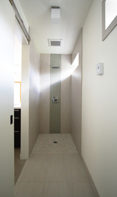 Minimalist bathroom photo in Portland