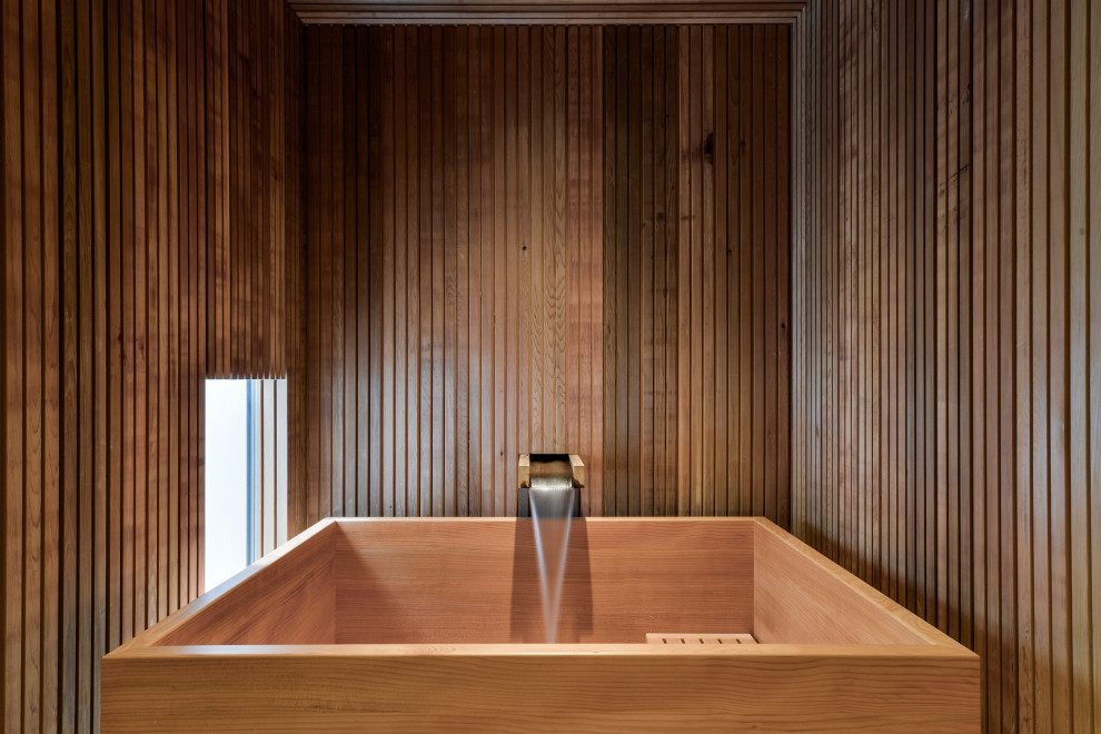 Inspiration pour une salle de bain design avec un bain japonais.