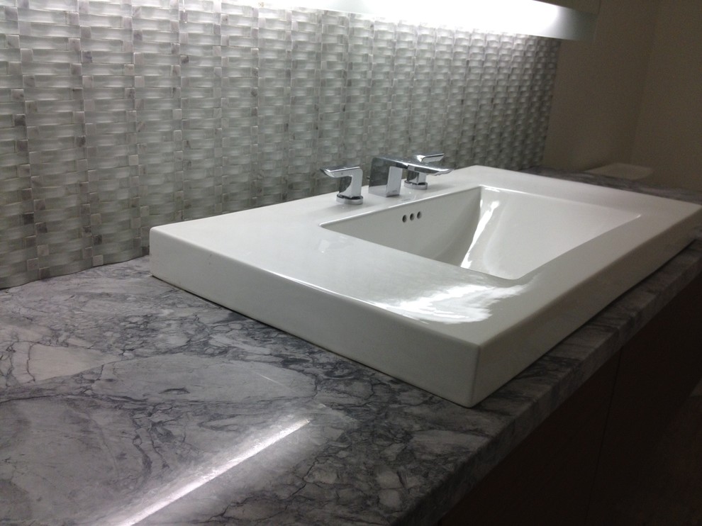 Стильный дизайн: главная ванная комната среднего размера в современном стиле с накладной раковиной, плоскими фасадами, темными деревянными фасадами, мраморной столешницей, серой плиткой, стеклянной плиткой и белыми стенами - последний тренд