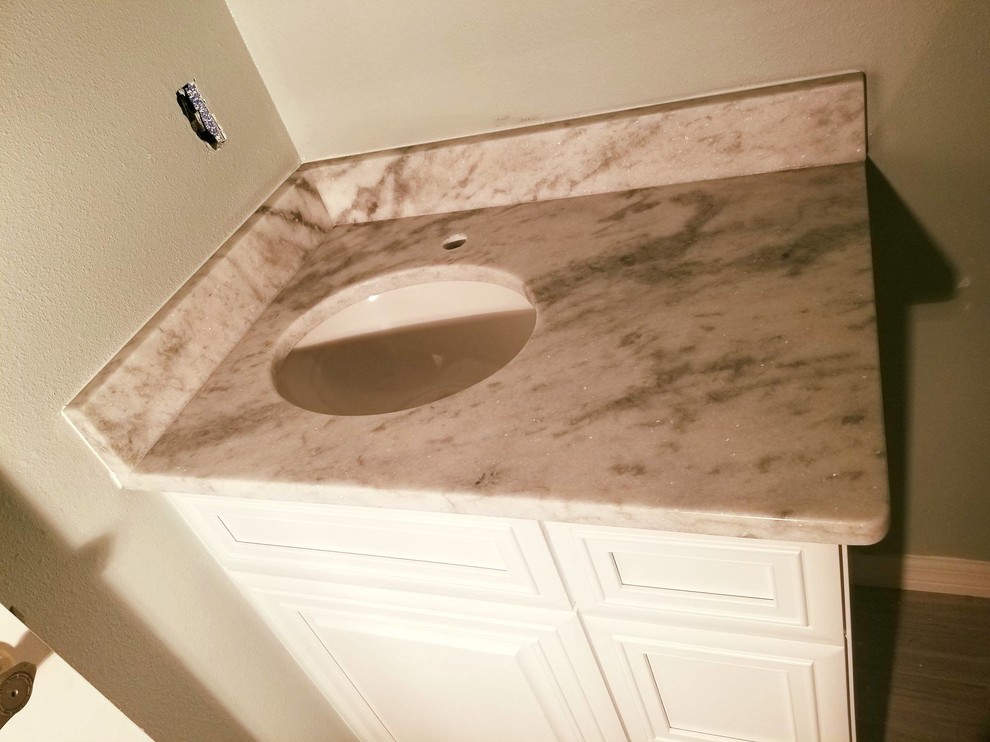 Esempio di una piccola stanza da bagno con doccia minimalista con lavabo sottopiano e top in marmo