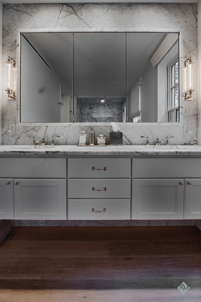 Idéer för ett mellanstort klassiskt en-suite badrum, med marmorbänkskiva, vit kakel, stenhäll och marmorgolv