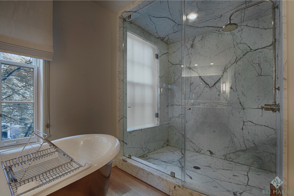 Inredning av ett klassiskt mellanstort en-suite badrum, med marmorbänkskiva, vit kakel, stenhäll och marmorgolv