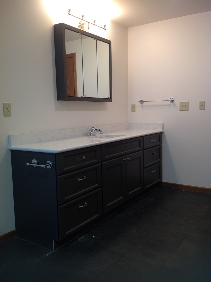 This is an example of a contemporary bathroom in Minneapolis.
