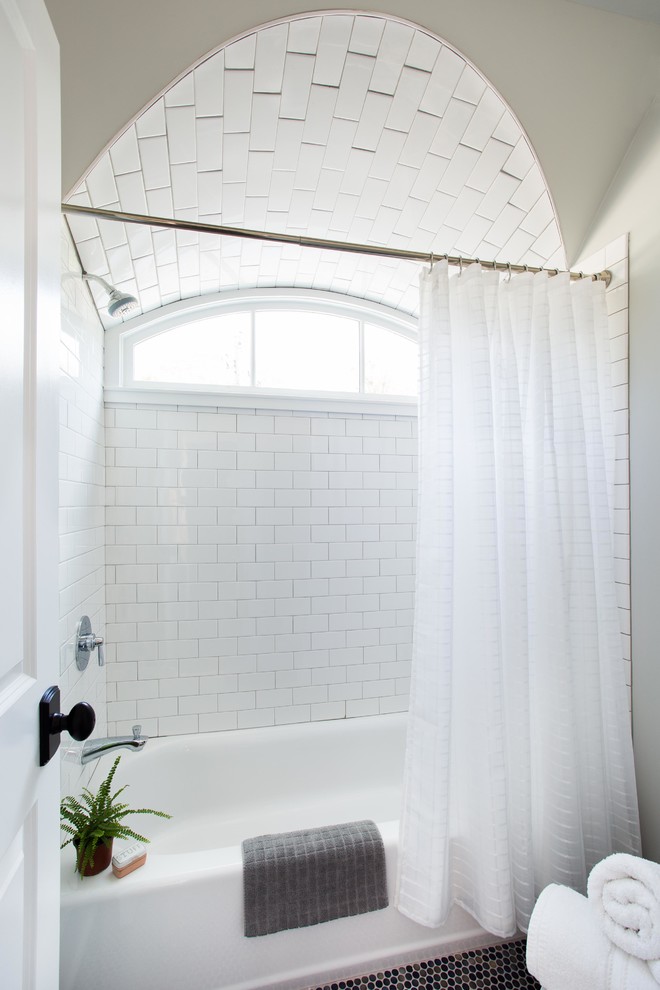 Esempio di una piccola stanza da bagno classica con lavabo integrato, vasca ad alcova, vasca/doccia, WC a due pezzi, piastrelle bianche, piastrelle diamantate, pareti grigie e pavimento con piastrelle a mosaico