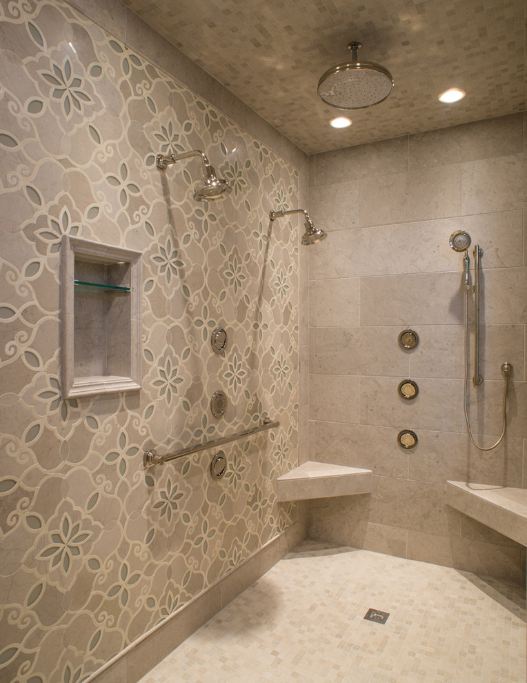 На фото: огромная главная ванная комната в стиле неоклассика (современная классика) с открытым душем, серой плиткой, плиткой мозаикой, серыми стенами, столешницей из кварцита, открытым душем и накладной ванной с