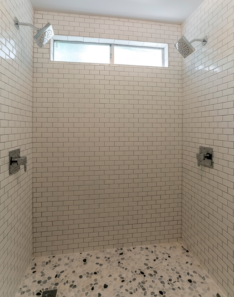 Großes Klassisches Badezimmer En Suite mit verzierten Schränken, grauen Schränken, Duschnische, weißen Fliesen, Metrofliesen, grauer Wandfarbe, integriertem Waschbecken, Quarzit-Waschtisch, Kiesel-Bodenfliesen, weißem Boden und offener Dusche in Houston