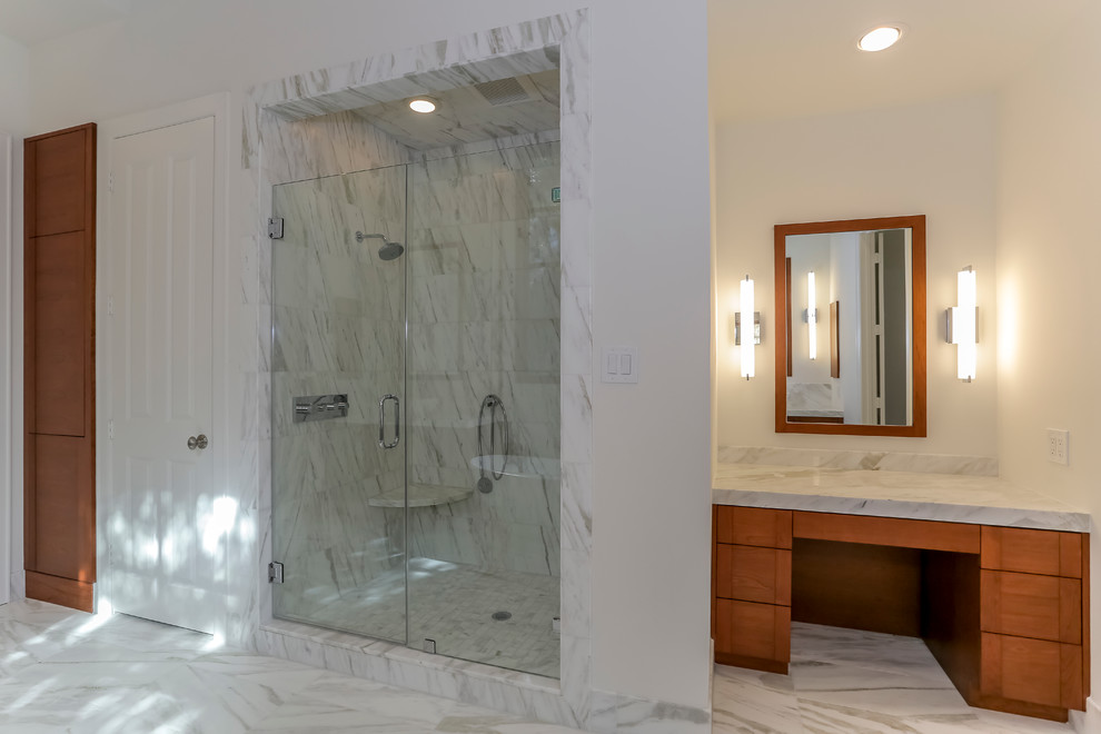 Стильный дизайн: большая главная ванная комната в современном стиле с плоскими фасадами, фасадами цвета дерева среднего тона, отдельно стоящей ванной, душем в нише, серой плиткой, белой плиткой, белыми стенами, мраморным полом, настольной раковиной, мраморной столешницей, мраморной плиткой, белым полом и душем с распашными дверями - последний тренд