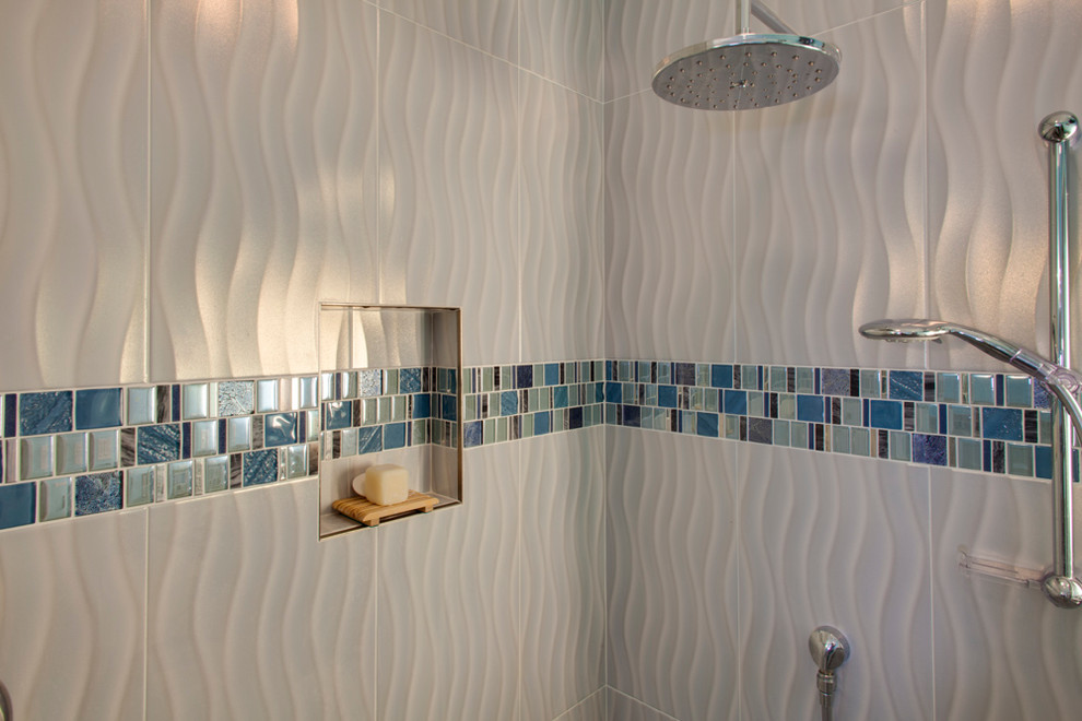 Стильный дизайн: ванная комната среднего размера в стиле кантри с плоскими фасадами, белыми фасадами, японской ванной, угловым душем, раздельным унитазом, разноцветной плиткой, плиткой мозаикой, синими стенами, мраморным полом, душевой кабиной, врезной раковиной, столешницей из гранита, серым полом и душем с распашными дверями - последний тренд