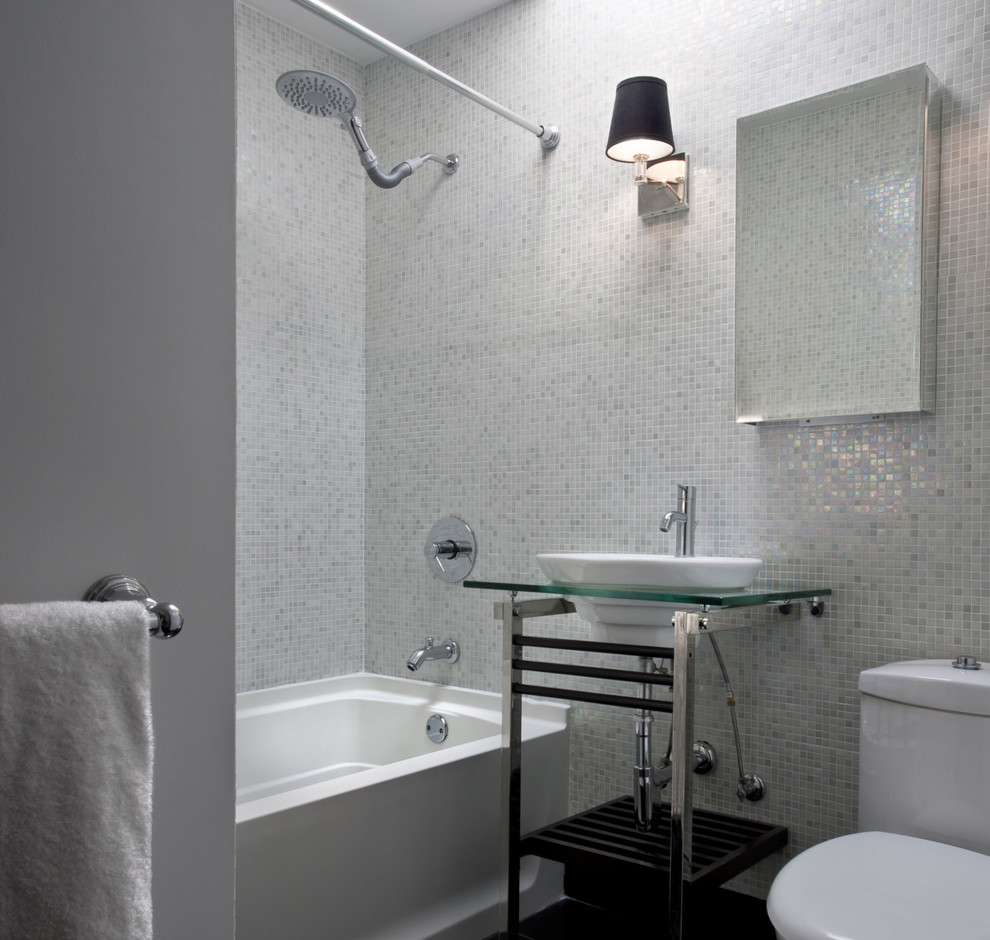 Idées déco pour une salle de bain contemporaine avec mosaïque, un carrelage blanc et une vasque.