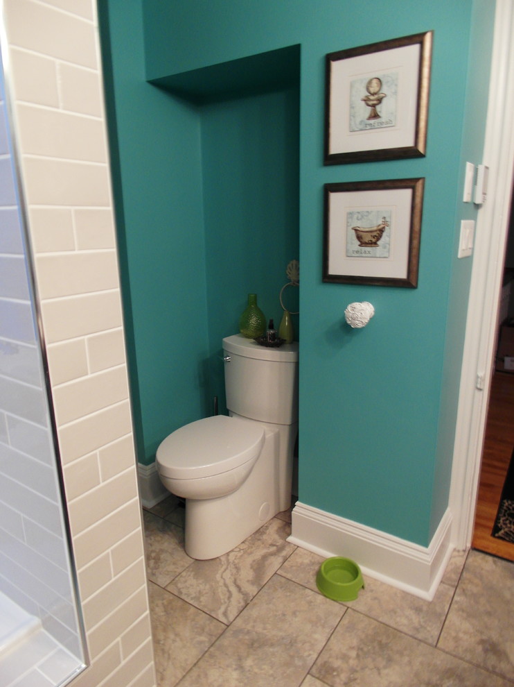Idéer för att renovera ett mellanstort funkis badrum med dusch, med släta luckor, skåp i mörkt trä, ett badkar i en alkov, en dusch/badkar-kombination, en toalettstol med separat cisternkåpa, grå kakel, tunnelbanekakel, blå väggar, klinkergolv i porslin, ett nedsänkt handfat och träbänkskiva