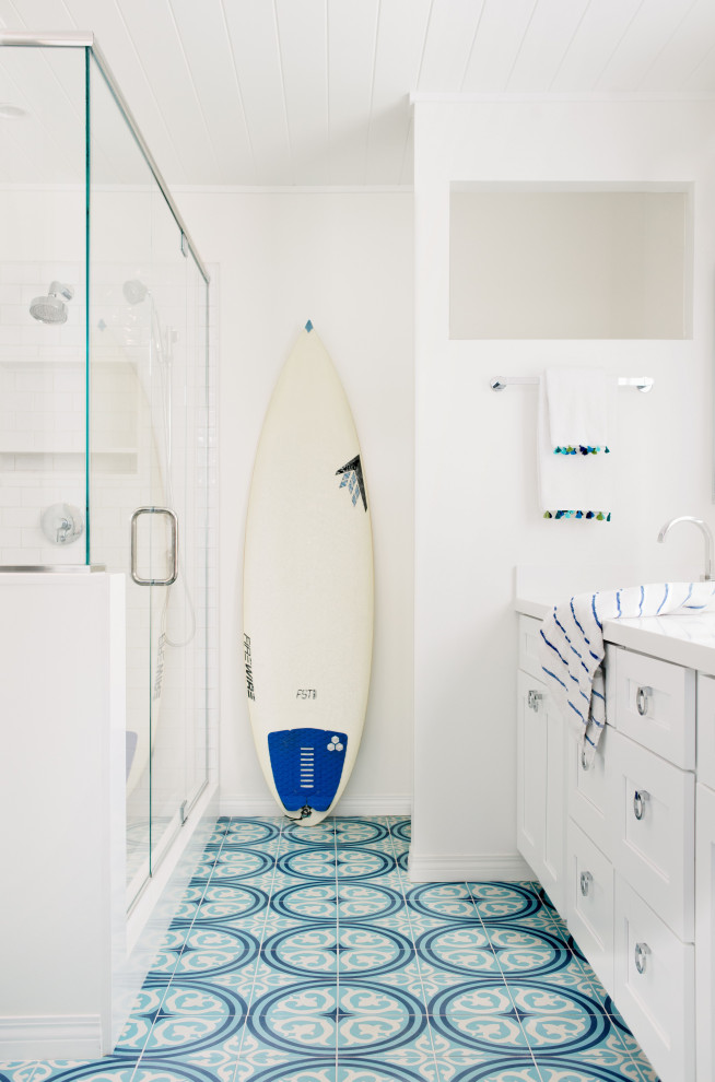 This is an example of a coastal bathroom in Los Angeles.
