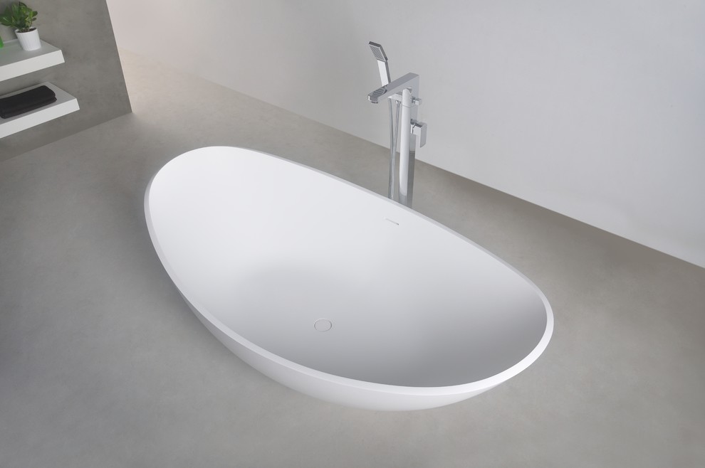 Idéer för ett modernt en-suite badrum, med ett fristående badkar och bänkskiva i akrylsten