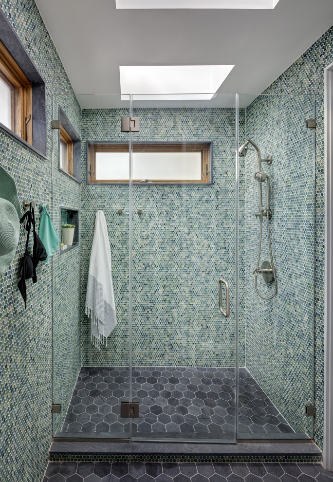 Idées déco pour une salle de bain bord de mer avec un mur vert, un sol noir, une cabine de douche à porte battante et une niche.