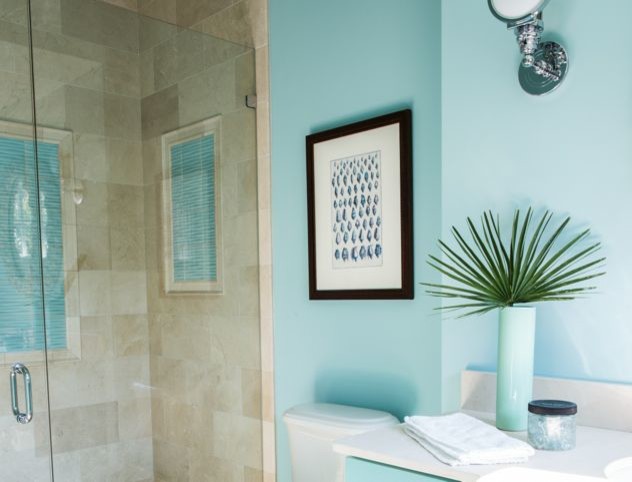 Cette photo montre une petite salle de bain chic avec un lavabo encastré, des portes de placard turquoises, un plan de toilette en quartz modifié, WC séparés, un carrelage beige, un carrelage de pierre et un sol en travertin.