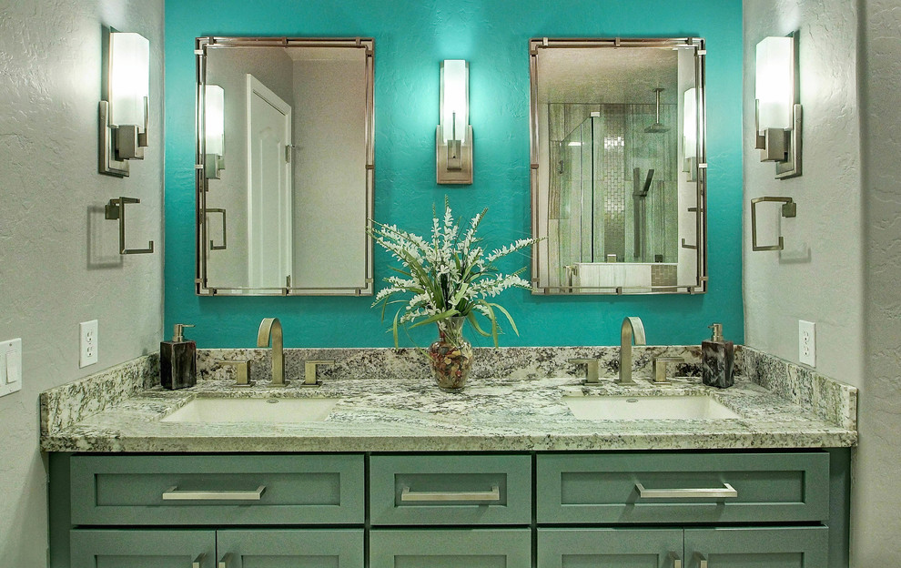 Idées déco pour une petite salle d'eau moderne avec des carreaux de porcelaine, un plan de toilette en granite, un placard à porte plane, des portes de placard turquoises, une douche d'angle, WC séparés, un carrelage beige, un mur vert, un sol en carrelage de porcelaine et un lavabo encastré.