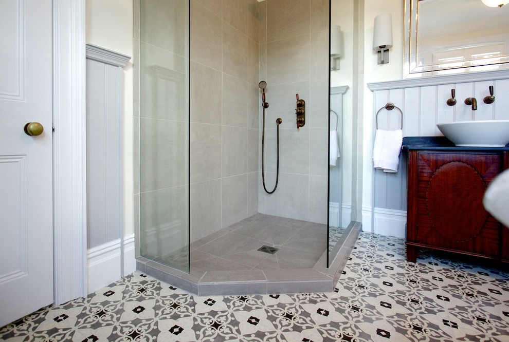 Idéer för att renovera ett stort vintage en-suite badrum, med ett fristående handfat, möbel-liknande, skåp i mellenmörkt trä, granitbänkskiva, ett fristående badkar, en hörndusch, en toalettstol med separat cisternkåpa, grå kakel, porslinskakel och beige väggar