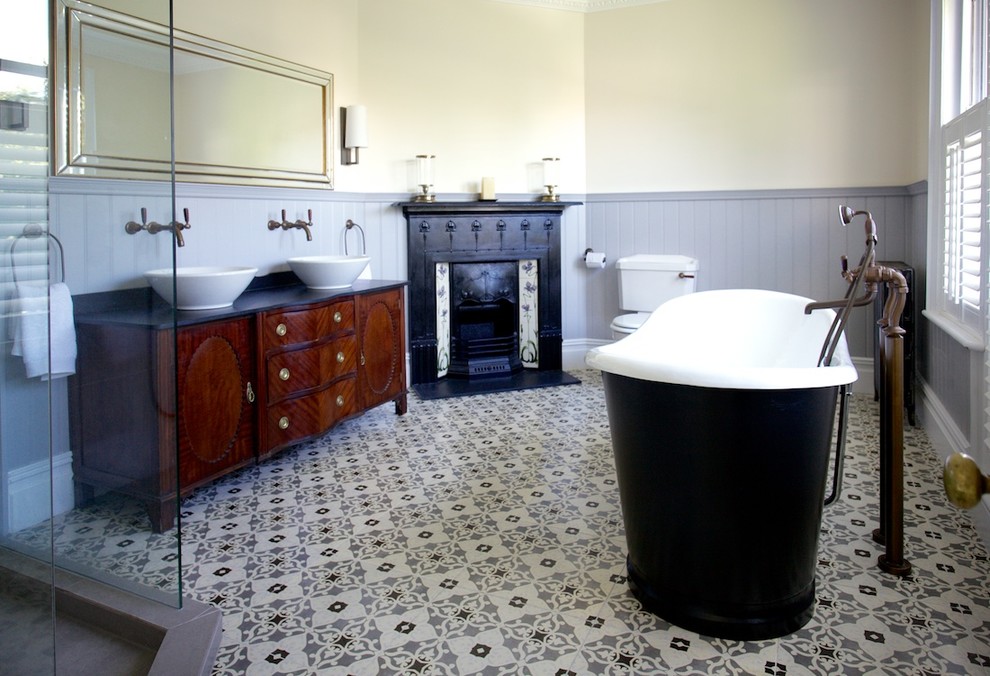 Cette image montre une grande salle de bain principale traditionnelle en bois brun avec une vasque, un placard en trompe-l'oeil, une baignoire indépendante, une douche d'angle, WC séparés, un carrelage multicolore, des carreaux de céramique, un mur beige et un sol en carrelage de céramique.