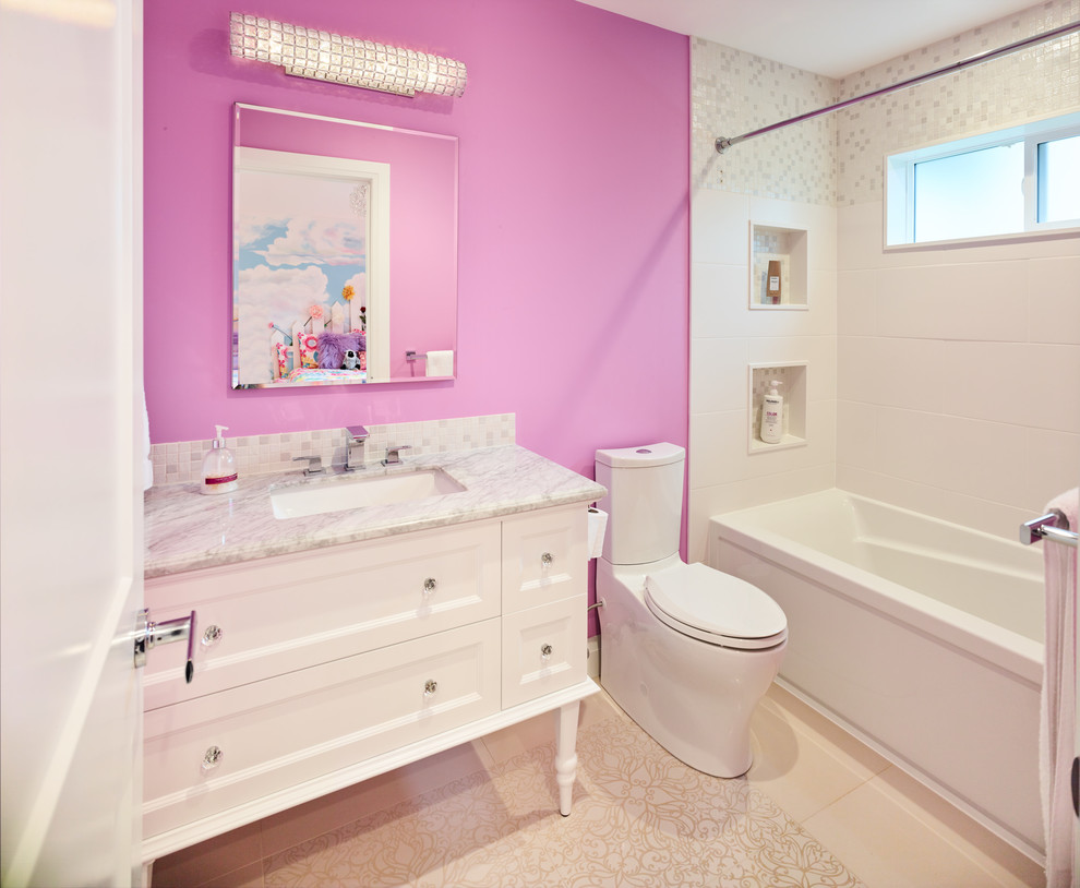 Пример оригинального дизайна: детская ванная комната среднего размера в стиле неоклассика (современная классика) с фасадами в стиле шейкер, белыми фасадами, ванной в нише, душем над ванной, раздельным унитазом, белой плиткой, керамической плиткой, розовыми стенами, полом из керамической плитки, врезной раковиной, столешницей из искусственного кварца, бежевым полом, шторкой для ванной и белой столешницей