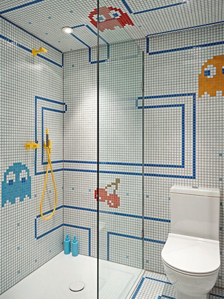 Cette image montre une salle d'eau bohème avec une douche ouverte, WC à poser, un carrelage multicolore, mosaïque, un sol en carrelage de terre cuite, aucune cabine, un mur multicolore et un sol blanc.