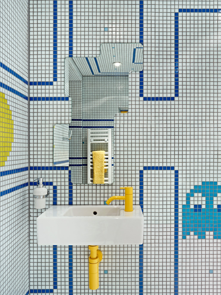 Immagine di una stanza da bagno con doccia bohémian con piastrelle multicolore, piastrelle a mosaico, lavabo sospeso e pareti multicolore
