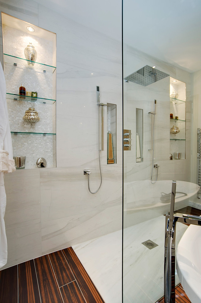 Diseño de cuarto de baño actual con ducha doble, baldosas y/o azulejos blancos, baldosas y/o azulejos de porcelana y paredes blancas