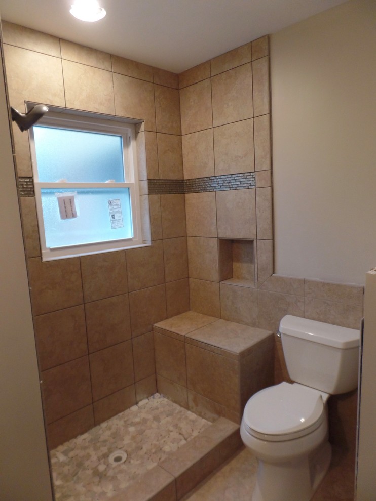 Medium sized classic ensuite bathroom in Other with shaker cabinets, white cabinets, an alcove shower, a two-piece toilet, beige tiles, porcelain tiles, beige walls, porcelain flooring, a submerged sink and granite worktops.