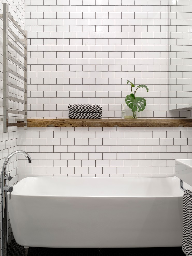 Пример оригинального дизайна: главная ванная комната среднего размера в стиле модернизм с стеклянными фасадами, отдельно стоящей ванной, душем в нише, инсталляцией, черно-белой плиткой, керамической плиткой, белыми стенами, полом из мозаичной плитки, подвесной раковиной и столешницей из плитки