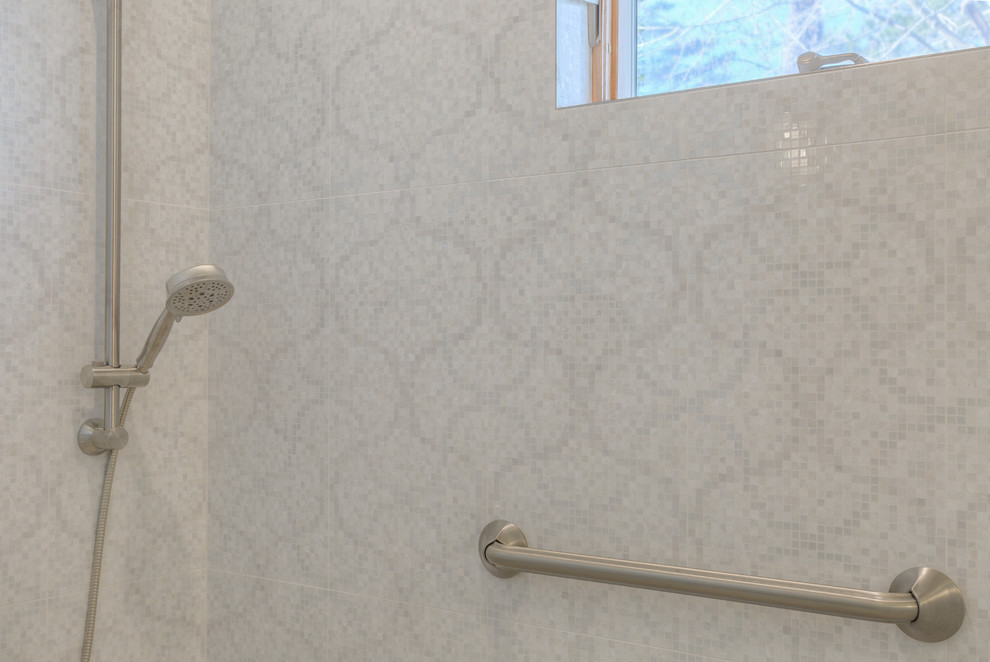 Foto de cuarto de baño principal tradicional renovado grande con ducha esquinera, baldosas y/o azulejos blancos, baldosas y/o azulejos en mosaico, paredes blancas y suelo de baldosas de porcelana