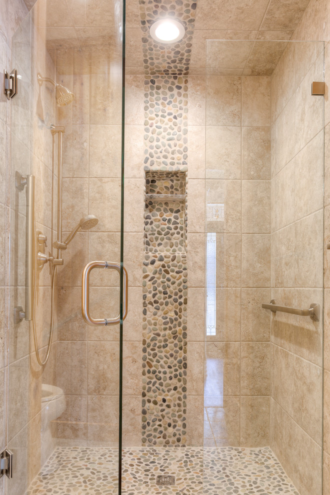 Inspiration för stora klassiska badrum med dusch, med skåp i mellenmörkt trä, en hörndusch, vit kakel, keramikplattor, vita väggar och granitbänkskiva