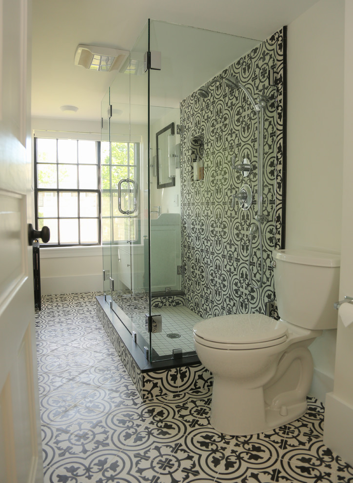 На фото: ванная комната в стиле неоклассика (современная классика) с душем без бортиков, черно-белой плиткой, цементной плиткой, полом из цементной плитки, разноцветным полом и душем с распашными дверями с