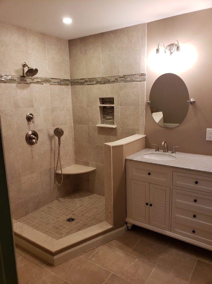 Foto på ett mellanstort vintage flerfärgad en-suite badrum, med möbel-liknande, vita skåp, en hörndusch, en toalettstol med hel cisternkåpa, beige kakel, porslinskakel, bruna väggar, klinkergolv i porslin, ett integrerad handfat, granitbänkskiva, beiget golv och med dusch som är öppen