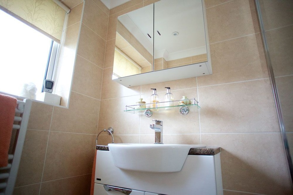 Esempio di una stanza da bagno per bambini di medie dimensioni con ante lisce, ante bianche e piastrelle beige