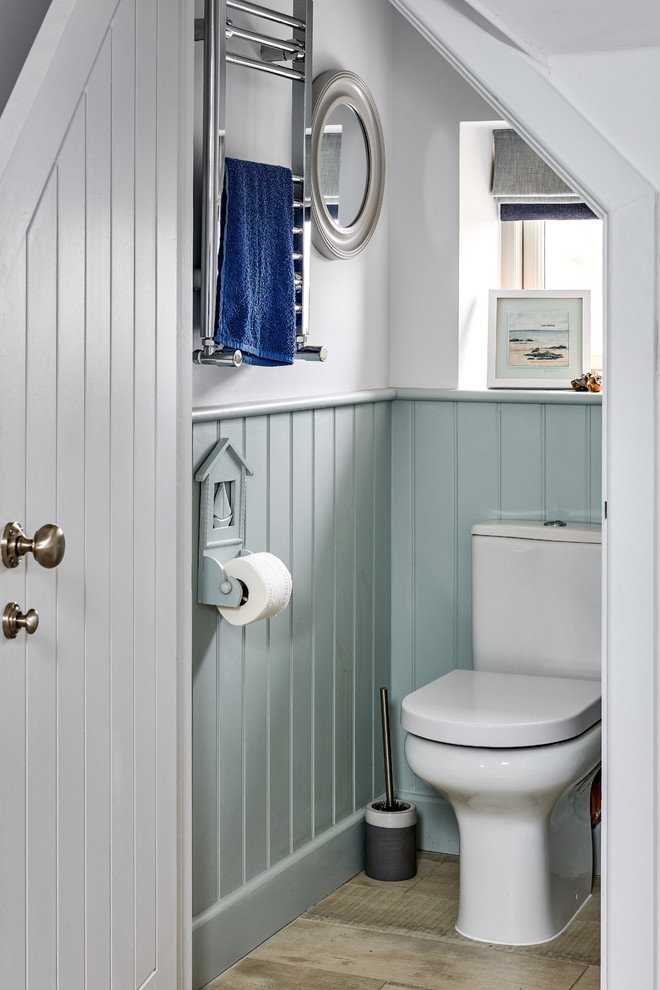 Modelo de cuarto de baño principal marinero pequeño con armarios con paneles lisos, puertas de armario grises, bañera encastrada y paredes grises