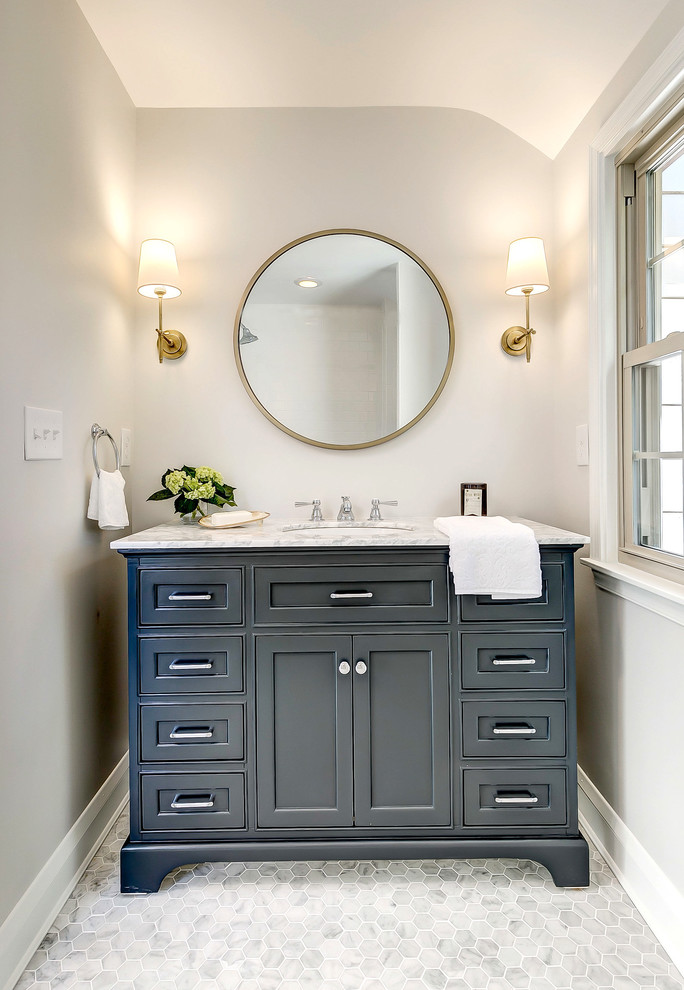 Aménagement d'une petite salle de bain principale contemporaine avec un placard en trompe-l'oeil, des portes de placard bleues, WC à poser, un mur gris, un sol en marbre et un plan de toilette en marbre.