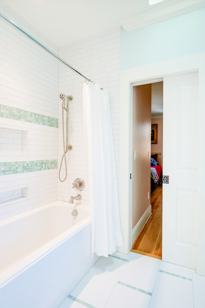 Aménagement d'une salle de bain classique avec une baignoire en alcôve, un combiné douche/baignoire, un carrelage vert, un carrelage blanc, un carrelage métro, un mur bleu, un sol en carrelage de porcelaine, un sol multicolore et une cabine de douche avec un rideau.