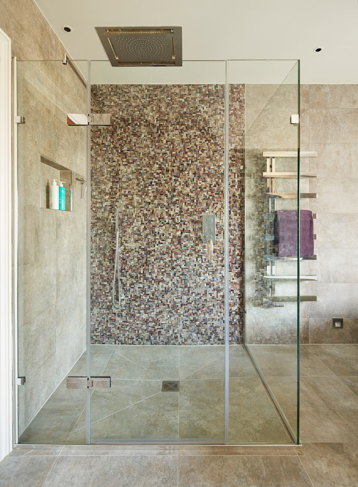 Esempio di una stanza da bagno contemporanea con zona vasca/doccia separata e pavimento grigio