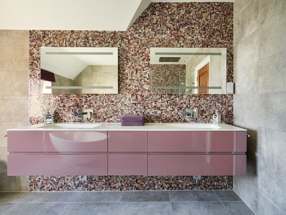 Ispirazione per una stanza da bagno padronale contemporanea con ante lisce, pareti grigie, pavimento in gres porcellanato e pavimento grigio