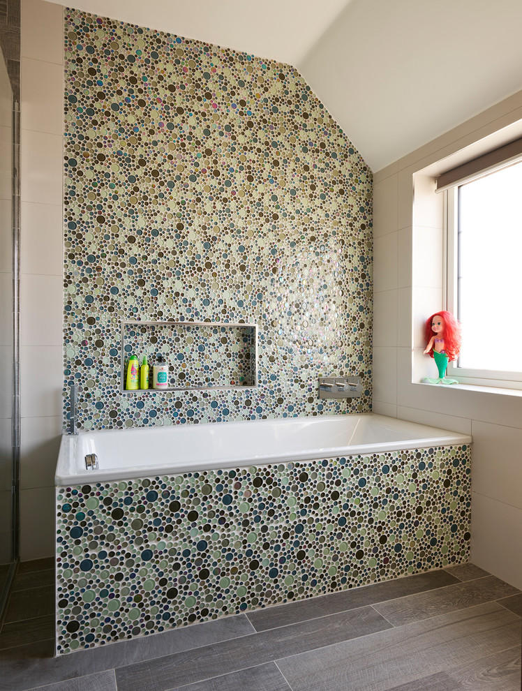 Modernes Badezimmer En Suite mit Einbaubadewanne, grünen Fliesen, weißer Wandfarbe und Porzellan-Bodenfliesen in Sussex