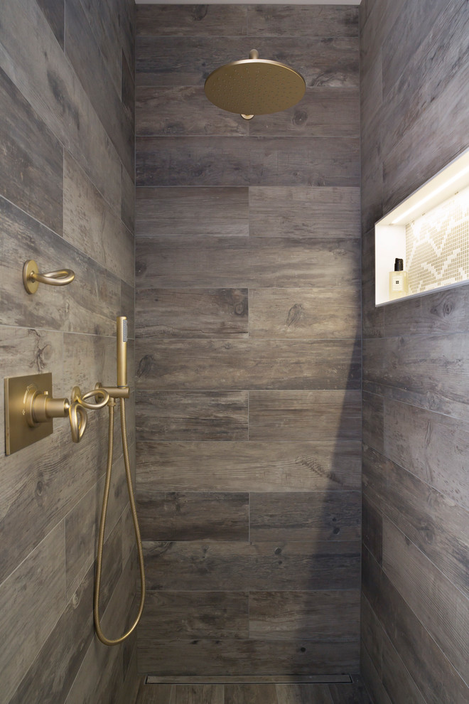 Esempio di una stanza da bagno design con doccia aperta, piastrelle marroni, piastrelle in ceramica, pareti marroni, pavimento con piastrelle in ceramica, pavimento marrone e doccia aperta