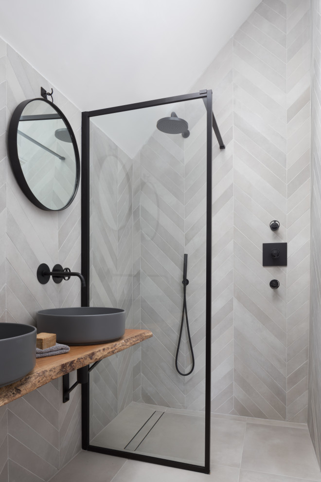 Exempel på ett litet modernt en-suite badrum, med en öppen dusch, en vägghängd toalettstol, grå kakel, grå väggar, ett fristående handfat, träbänkskiva, grått golv och med dusch som är öppen