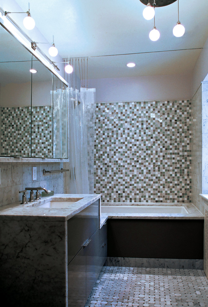 Ispirazione per una stanza da bagno minimal con ante lisce, ante in legno bruno, vasca sottopiano, vasca/doccia, pareti beige, lavabo sottopiano e top in granito