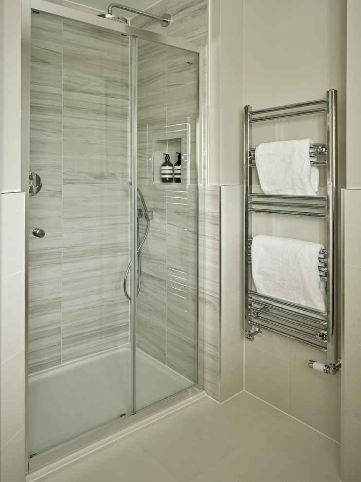 Immagine di una stanza da bagno contemporanea con doccia alcova, pareti grigie, pavimento grigio, porta doccia scorrevole, piastrelle grigie e piastrelle in gres porcellanato