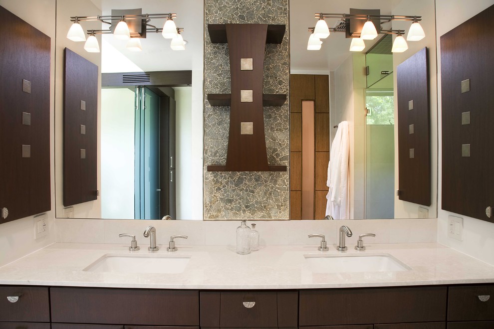 Immagine di una stanza da bagno minimal con lavabo sottopiano, ante lisce e ante in legno bruno