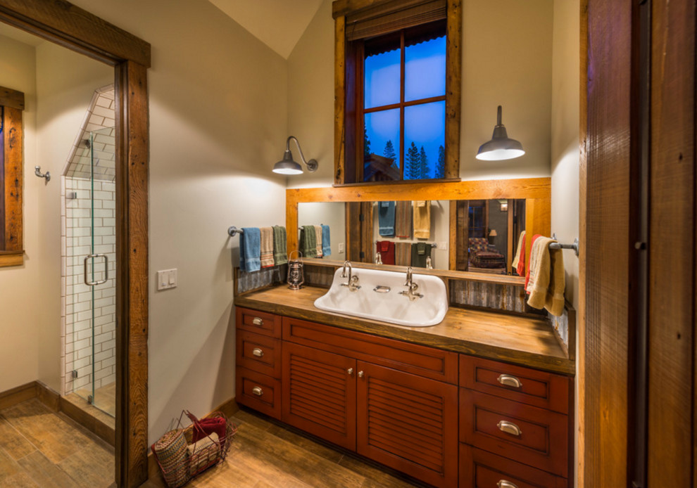Стильный дизайн: ванная комната в стиле рустика с красными фасадами, душем в нише, душевой кабиной и душем с распашными дверями - последний тренд