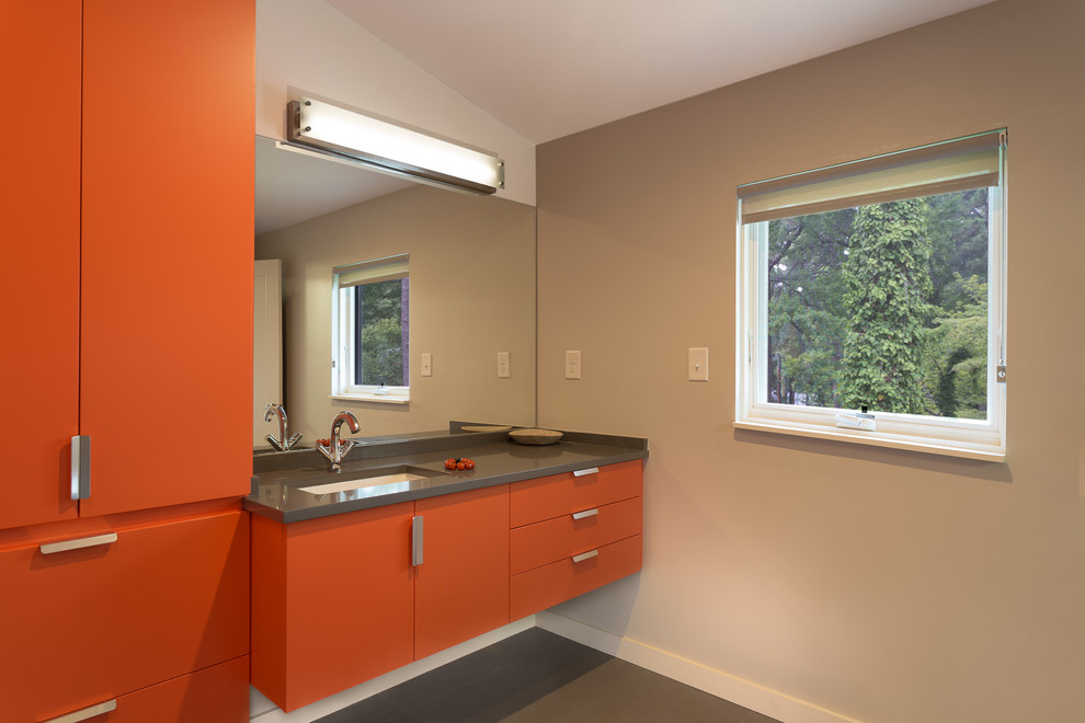 Großes Modernes Badezimmer En Suite mit flächenbündigen Schrankfronten, orangefarbenen Schränken, beigen Fliesen, Keramikfliesen, weißer Wandfarbe, Keramikboden und Unterbauwaschbecken in Raleigh